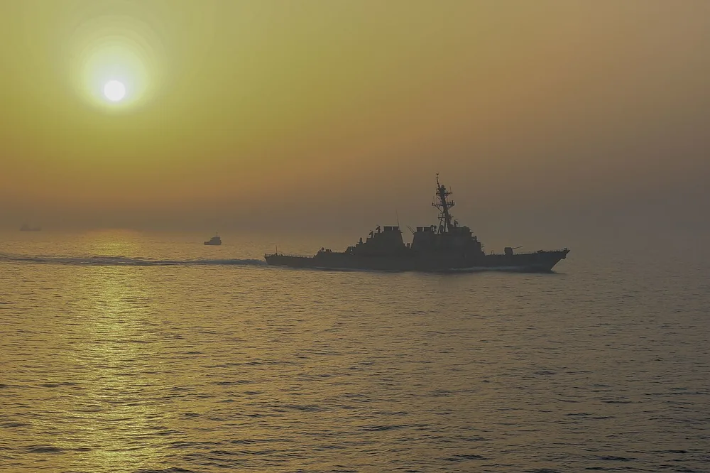 The guided-missile destroyer USS Stout (DDG 55) travels alongside the amphibious assault ship USS Bataan (LHD 5) in the Strait of Hormuz, 31 May 2020.