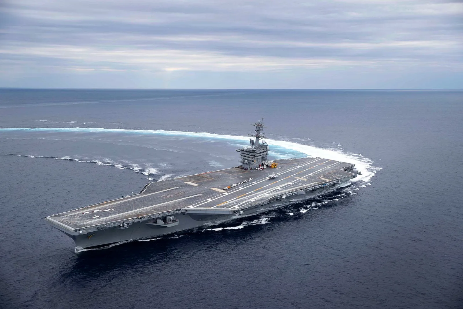 The aircraft carrier USS Abraham Lincoln (CVN-72) turning at high speed during sea trials, 11 May 2017.
